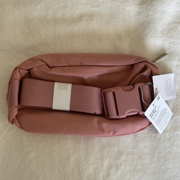 NWT Lululemon belt bag in pink pastel - Picture 5 of 6